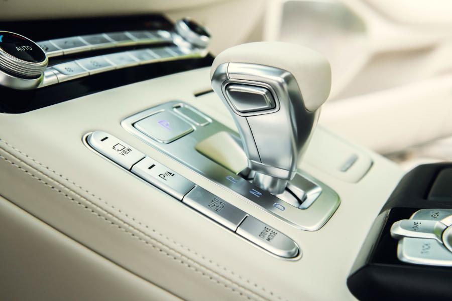 Детали интерьера Genesis G90 2019 года  (NA) (фото 8 из 48)